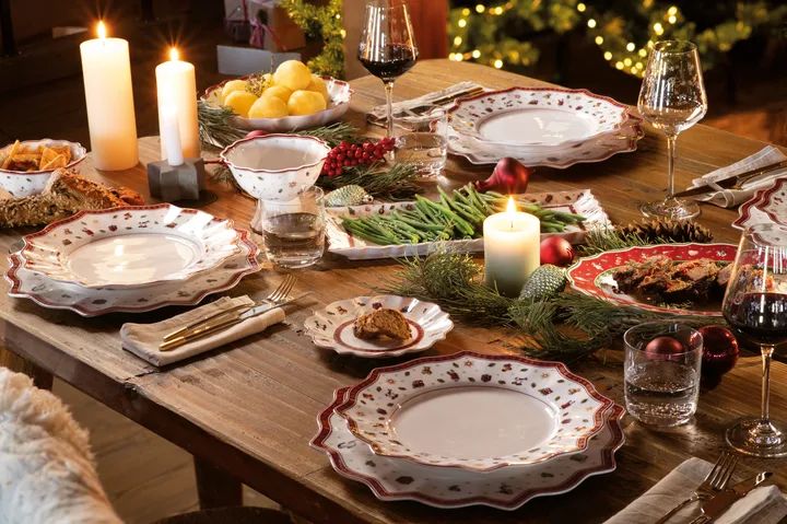 Christmas is knocking! Set the table with the magic of Villeroy & Boch.