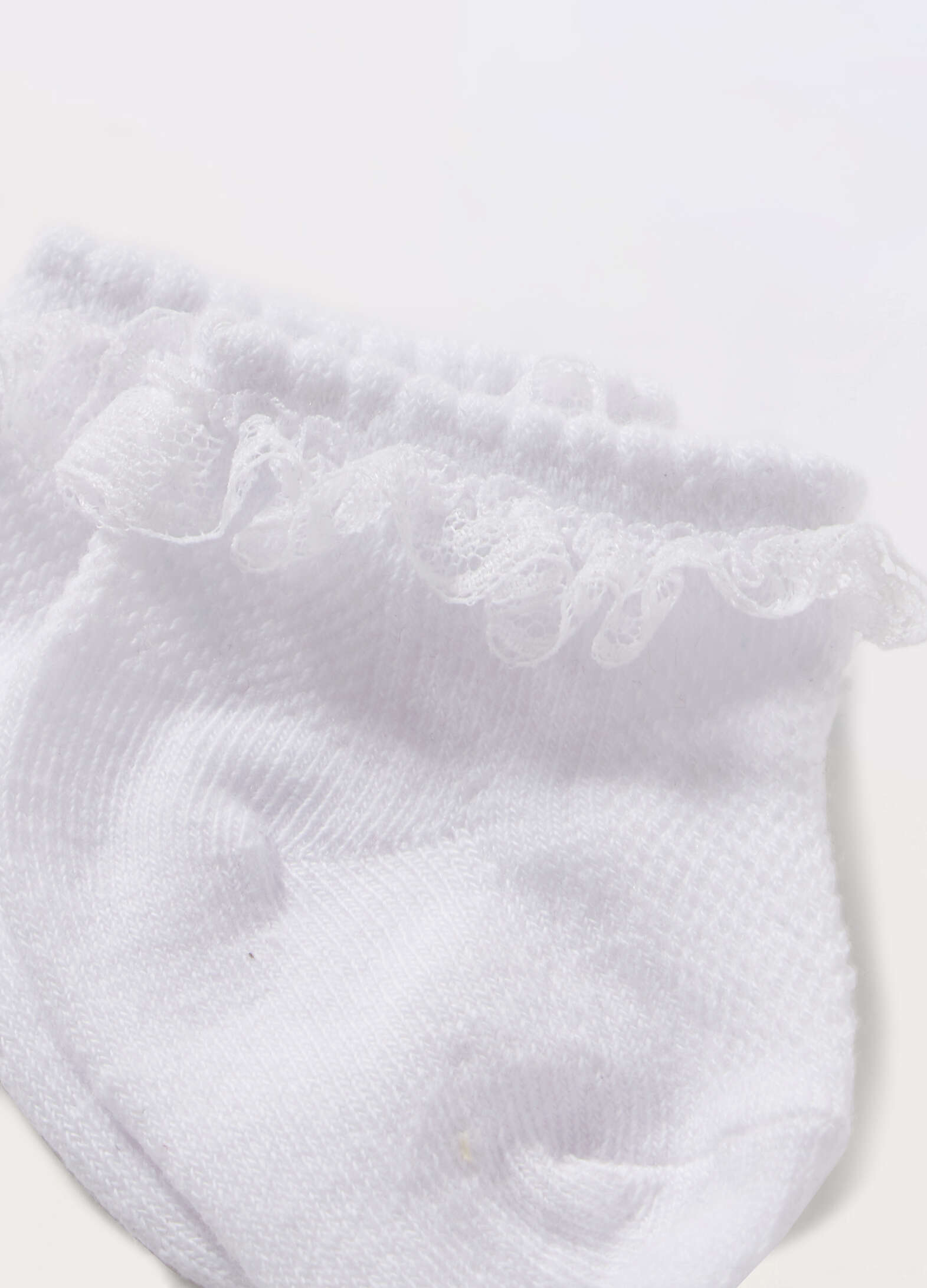 Short socks with ruffles for newborns